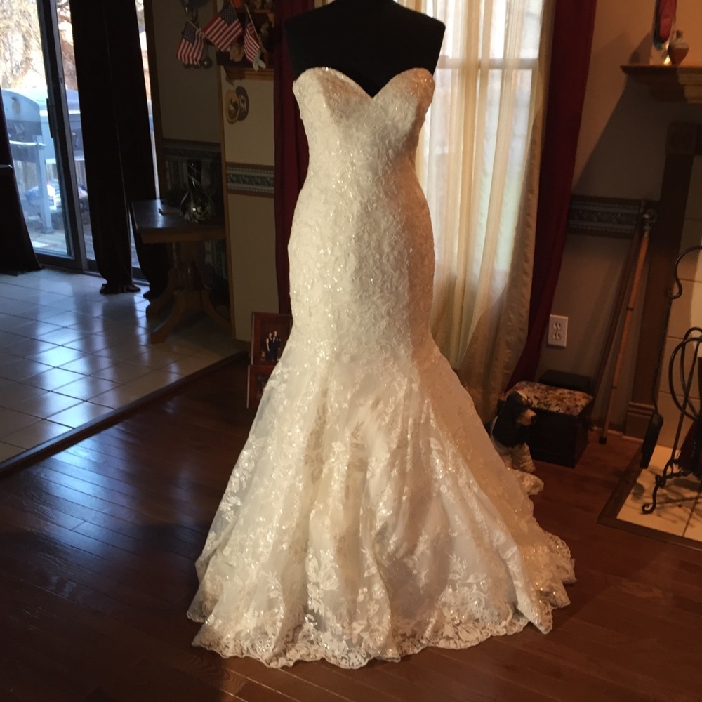 Allure Bridals Ivory Lace Mermaid Gown with Sweetheart Neckline